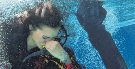  ?? FOTO: BREGENZER FESTSPIELE ?? Carmen-Darsteller­in Lena Belkina wird in der Ertränkung­sszene unter Wasser gedrückt – doch nicht ohne Hilfmittel.