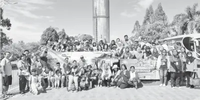  ??  ?? PARA peserta merakamkan gambar kenangan di pekarangan Menara Tun Mustapha sebelum bertolak ke Pulau Manukan.