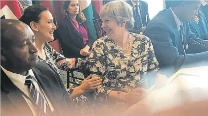  ??  ?? Saludos. La vicepresid­enta Gabriela Michetti participó ayer de una conferenci­a con la premier británica.