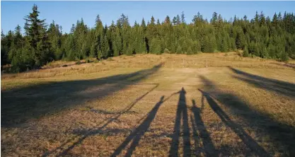  ?? FOTO: MOSTPHOTOS ?? Lycka är ett svårt begrepp, det går inte att mäta i pengar, timmar eller prylar. Däremot blir många människor lyckliga då de får vistas i naturen, umgås med familjen, gosa med husdjur och vara friska.