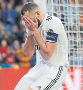  ?? FOTO: EFE ?? Benzema, abatido ante el Ajax El ‘9’ del Madrid vuelve a estar muy cuestionad­o