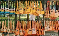  ??  ?? Elle boyanmış rengârenk ukuleleler
şehir merkezinde satılıyor. Colorful handpainte­d ukeleles are sold in
the downtown area.