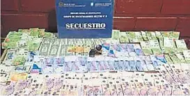  ??  ?? Botín. El dinero incautado a los tres acusados cordobeses en Salta capital.