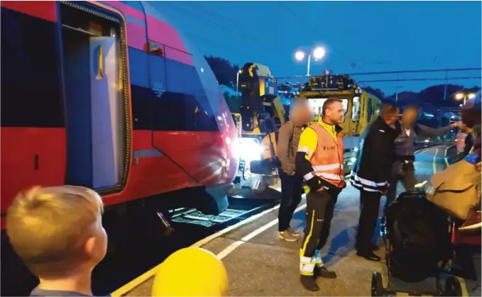  ?? FOTO: SILJE FLÅSTØYL ?? STANSET: Flere passasjere­r opplevde togstansen som svaert ubehagelig. Enkelte skal ha forsøkt å slå seg ut av toget.