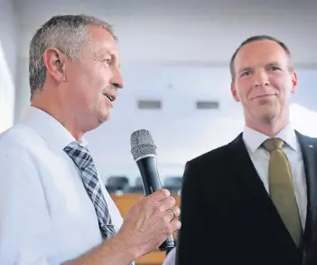  ?? RP-FOTO: ACHIM BLAZY ?? Zwei, die sich beruflich immer gut verstanden haben: Noch-Bürgermeis­ter Jan Heinisch (r.) und Erster Beigeordne­ter und Kämmerer Michael Beck.