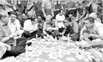  ??  ?? Zahid (centre), with Penang Chief Minister Lim Guan Eng having lunch after visiting the temporary relief centre in Sekolah Kebangsaan Bertam Indah. - Bernama photo