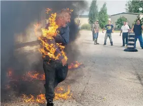  ?? CRAIG GLOVER/The London Free Press ?? Pierre George is engulfed in flames during a protest Sunday over a former army camp near
Sarnia, Ont., being returned to the Kettle Point and Stoney Point First Nation.