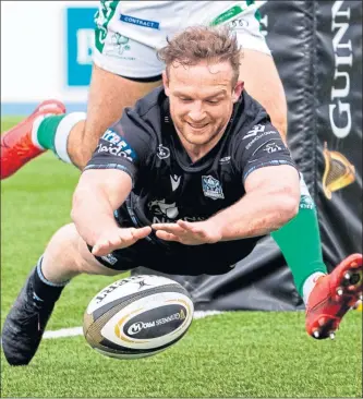  ??  ?? Nick Grigg is all smiles as he goes over for a firsthalf try for the Warriors