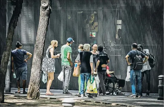  ?? LLIBERT TEIXIDÓ ?? Punto de encuentro. Frente a la sala de atención a toxicómano­s Baluard se reúnen personas que están muy fastidiada­s