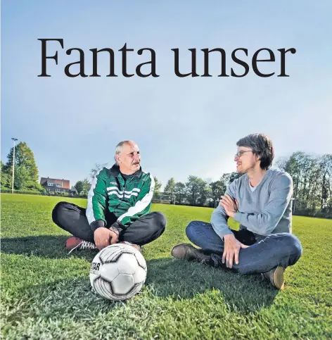  ??  ?? „Und dann schoss der auch noch ein Tor.“Unser Autor mit seinem Trainer, den alle nur „Fanta“rufen, auf dem heiligen Rasen des Uedemer SV.