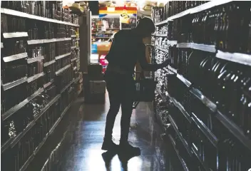  ?? DAVID PAUL MORRIS/BLOOMBERG ?? A customer shops during a blackout in Napa, Calif. More than three million people in California may be affected by the widespread power cuts, an attempt by PG&E to avoid a wildfire disaster.