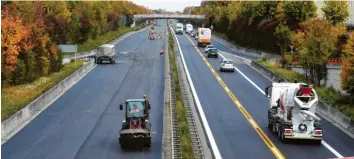  ?? Foto: Marcus Merk ?? Auf der längsten Baustelle im Landkreis wird der Asphalt erneuert. Und sie ist fast fertig. Verkehrste­ilnehmer können aufatmen, ab nächster Woche ist die Strecke wieder frei.