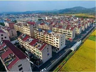  ??  ?? Una vista de la nueva aldea de Shangfusha­n, en la provincia de Zhejiang.
