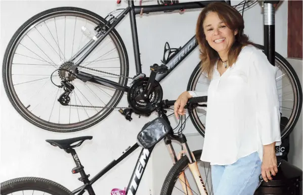  ?? MARVIN CARAVACA ?? Andar en bicicleta, cuenta Isabel Román, le genera una sensación de libertad, aparte de que disfruta compartir con su esposo.