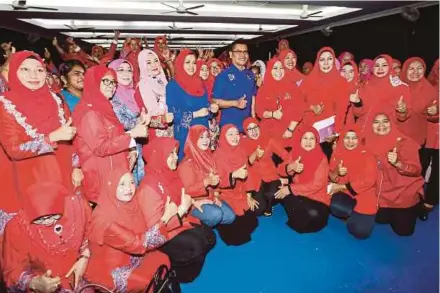  ?? PIC BY ROSLIN MAT TAHIR ?? Wanita Umno chief Tan Sri Shahrizat Abdul Jalil (sixth from left) at the ‘Kembara Ibu Terbaik Bangsa PRU 14’ programme in Sekinchan yesterday. With her is Sungai Besar Umno division chief Datuk Seri Jamal Yunos (on her left).