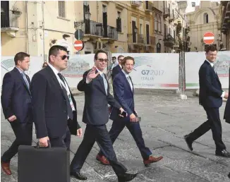  ?? ALBERTO PIZZOLI AGENCE FRANCE-PRESSE ?? Steven Mnuchin, le secrétaire au Trésor américain, à son arrivée à la rencontre du G7 à Bari, vendredi. Ce dernier a exposé aux partenaire­s les grandes lignes de la réforme des impôts.