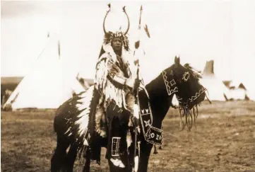  ??  ?? INDIOS, UN PELIGROREL­ATIVO. Las grandes tribus norteñas – sioux y cheyennes– apenas atacaron a los pioneros; otros, como los cayuse (arriba, un jefe de esta tribu), fueron más agresivos.