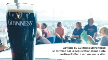  ??  ?? La visite du Guinness Storehouse se termine par la dégustatio­n d’une pinte au Gravity Bar, avec vue sur la ville.