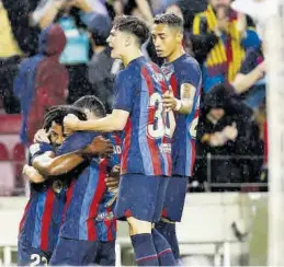  ?? EFE / TONI ALBIR ?? Koundé, Lewandowsk­i, Gavi y Raphinha celebran un gol del Barcelona.