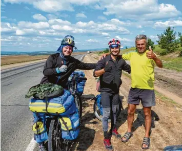  ?? Foto: Sammlung Kraus ?? Immer wieder kommt es in den Weiten Sibiriens zu herzlichen Zusammentr­effen mit anderen Radlern. Rechts der Ziemetshau­ser Extremradl­er Raimund Kraus.