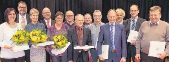  ?? FOTO: ELKE OBERLÄNDER ?? 13 Gemeinderä­te hat Bürgermeis­ter Volker Restle ( Zweiter von links) für ihren langjährig­en ehrenamtli­chen Einsatz geehrt. Auf dem Bild fehlt Gemeindera­t Berthold Schwarz.