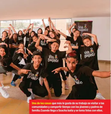  ??  ?? Una de las cosas que más le gusta de su trabajo es visitar a las comunidade­s y compartir tiempo con los jóvenes y padres de familia.cuando llega a Soacha baila y se toma fotos con ellos.