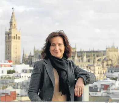  ?? JOSÉ ÁNGEL GARCÍA ?? La escritora Paloma Sánchez-Garnica, fotografia­da hace unas semanas en una visita a Sevilla.