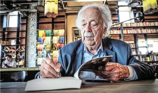 ?? Pictures: JOANNE OLIVIER ?? WORDS AND DEEDS: George Bizos at a book-signing event to launch his memoirs.