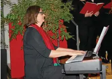  ?? ?? Angelika Blezinger begleitete den Chor bei einigen Stücken am Klavier.