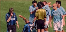  ??  ?? A sinistra Greško, 40 anni, durante Lazio-Inter del 5 maggio 2002