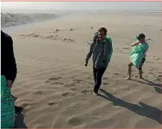  ??  ?? Andrew Lambie (far right) from Subs and volunteers, picked up 500kg of rubbish from Da’an Miaoli Beach, Taiwan, in a day.