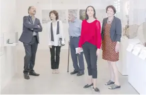  ?? CHRIS YOUNG / THE CANADIAN PRESS ?? Martin Wikaira, from left, Hershi Kirshenbau­m, Martin Fallick, Maia Wikaira and Rachel Wikaira meet up at the Art Gallery of Ontario in Toronto on Thursday.