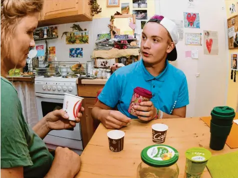  ?? Foto: Ulrich Wagner ?? Zwei Menschen, zwei Lebensentw­ürfe, eine Familie, ein Diskussion­sthema: Michael und seine Mutter Viola aus der Nähe von Landsberg.