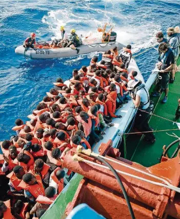  ?? FOTO: IJR/DPA ?? Das Foto zeigt einen Einsatz der Hilfsorgan­isation „Iuventa Jugend Rettet“im Mittelmeer. Seit ihrer Gründung 2015 haben die jungen Retter den Tod von mehr als 6500 Menschen verhindern können.