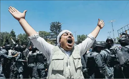  ?? OMAR SOBHANI / REUTERS ?? La manifestac­ión contra la falta de seguridad se convirtió en un clamor contra el régimen