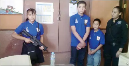  ??  ?? La niña posa con el arma colgada al más puro estilo del crimen organizado