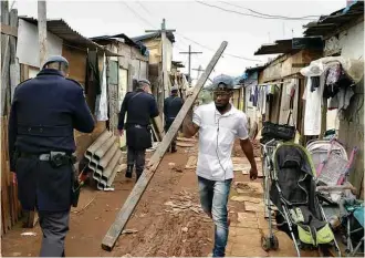  ?? Jorge Araújo/Folhapress ?? » NAS RUAS Policiais da Rota fazem operação em favela da capital; segundo corporação, 22 pessoas foram presas e mais de 75 kg de drogas apreendida­s na ação em toda a cidade