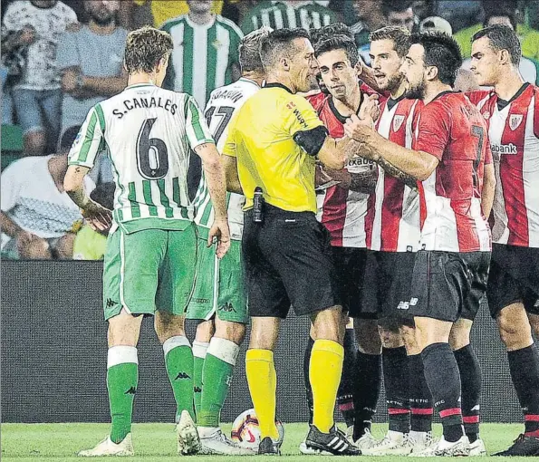  ??  ?? Inesperado revés El Athletic arrancó de forma espectacul­ar el encuentro y se adelantó con los tantos de Williams y Raúl García, pero la expulsión de Susaeta al filo del descanso varió el rumbo del duelo