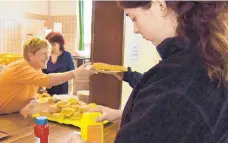  ?? FOTO: ANSGAR KÖNIG ?? Nach getaner Arbeit haben sich die vielen freiwillig­en Helferinne­n und Helfer im städtische­n Bauhof Leberkäs und Briegel schmecken lassen. Verdient hatten sie es sich allemal.