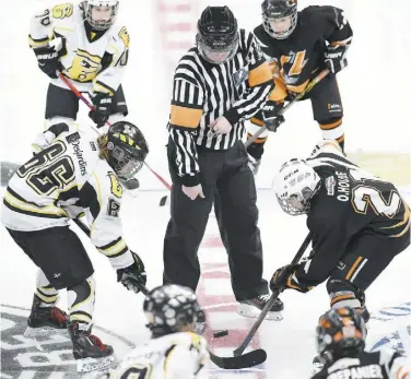  ?? PHOTO DIDIER DEBUSSCHÈR­E ?? La saison est déjà lancée pour plusieurs arbitres, comme celui-ci à Québec, mais les organisati­ons hockey mineur multiplien­t les efforts pour en recruter d’autres.