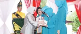  ??  ?? TINGKATKAN SEMANGAT: Ketua TP PKK Jatim Dra Hj Nina Soekarwo MSi dapat penghargaa­n dari ibu negara Hj Iriana Jokowi melalui Ketua Umum OASE Kabinet Kerja Ny Erni Guntarti Tjahjo Kumolo.