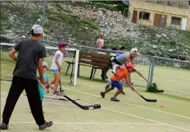  ?? (Photos J.Die) ?? Initiation hockey sur gazon avec la FSGT. Ci-dessous à gauche : la tour de l’escalade du Cheiron Montagne Club a connu un grand succès auprès des plus jeunes, tels les enfants du club multi-sports de Carros. Et à droite : des courses cyclistes autour...