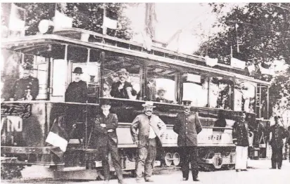  ?? FOTOS (3): STADTARCHI­V WILLICH ?? Beflaggt und umjubelt: die erste Straßenbah­n KrefeldWil­lich-Schiefbahn, die 1910 zum ersten Mal fuhr.