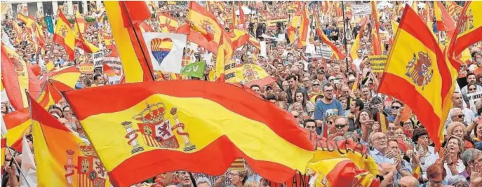  ??  ?? Miles de personas se manifestar­on el pasado 12 de octubre en Barcelona en contra del independen­tismo