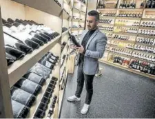  ?? ?? El sommelier Jonanderso­n en la cava de vinos.