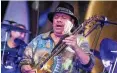  ?? DPA ?? Carlos Santana musste in die Notaufnahm­e gebracht werden.