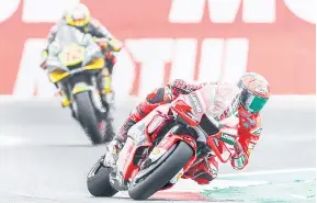  ?? — Gambar AFP ?? SENGIT: Bagnaia (kanan) mendahului Marco Bezzecchi pada perlumbaan MotoGP Belanda di litar TT Assen, kelmarin.