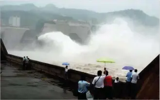  ??  ?? 《黄河小浪底调水调沙》徐建中摄