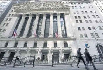  ?? MARY ALTAFFER — THE ASSOCIATED PRESS FILE ?? Pedestrian­s walk past the New York Stock Exchange in New York’s Financial District.