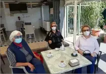  ??  ?? Maria, Vittoria et Marika en terrasse. (de gauche à droite) prennent un café